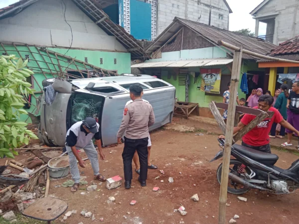Situasi Tempat Kejadian Perkara (TKP) mobil tersungkur di Desa Cimanggu I, Cibungbulang, Kabupaten Bogor. Dok. Polres Bogor