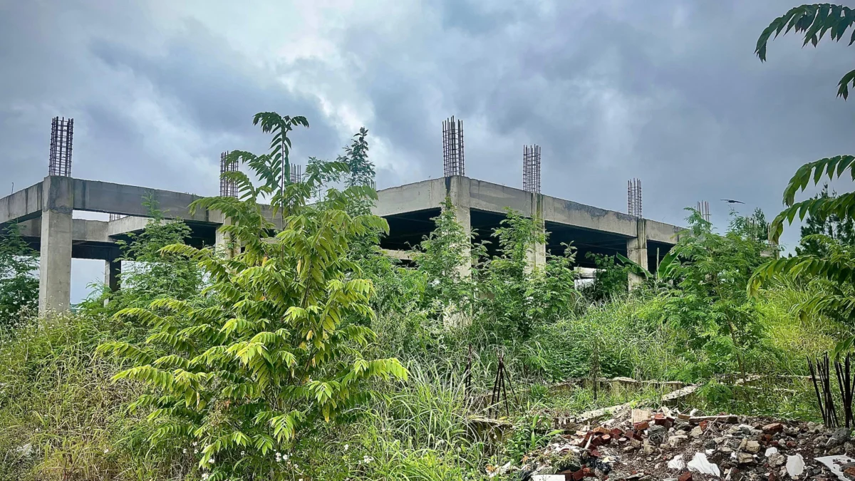 Kondisi gedung olahraga di Kampung Sodong, Desa Jayamekar, Bandung Barat mangkrak dipenuhi semak belukar. Dok Jabar Ekspres/wit