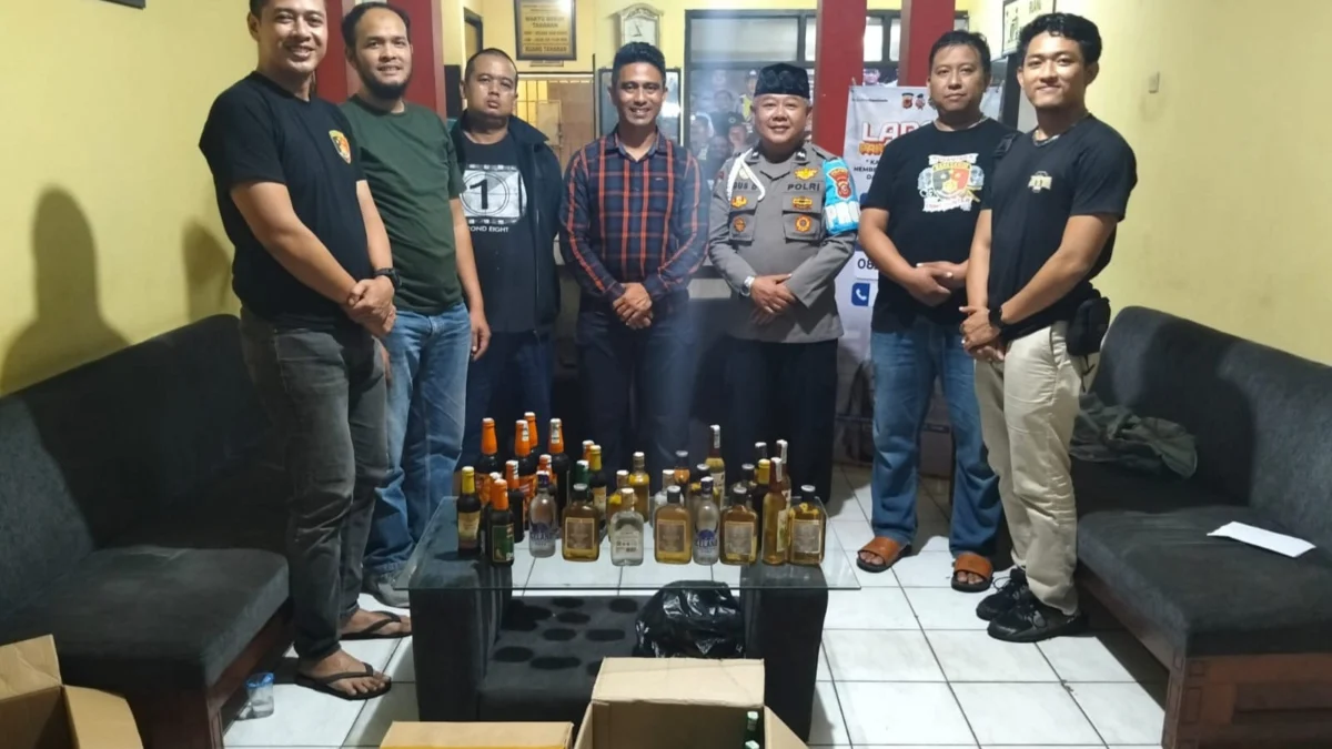 Botol-botol miras yang telah diamankan oleh jajaran Polsek Cileunyi saat melakukan Operasi Pekat.