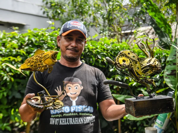 Erwin (49) pegiat lingkungan sekaligus pengurus Komunitas Baraya Sabar merangkai sampah residu untuk dijadikan karya seni di Sarijadi, Kota Bandung, Kamis (23/1). Foto: Dimas Rachmatsyah / Jabar Ekspres