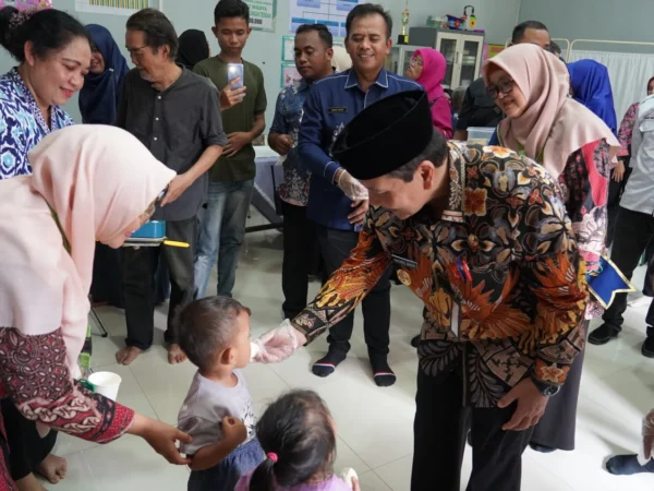 PJ Bupati Bogor, Bachril Bakri saat meninjau program spesial kesehatan gratis. Foto : Diskominfo