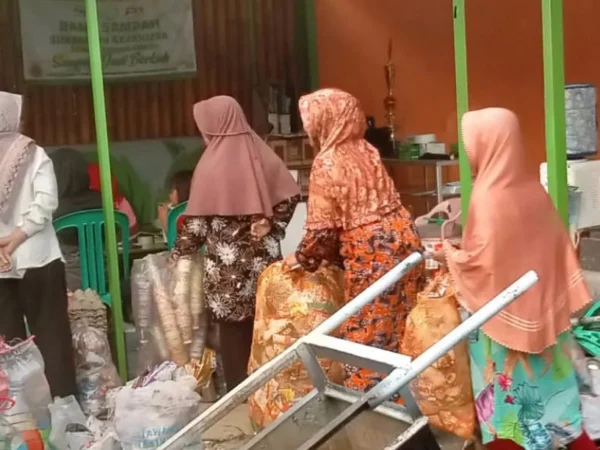 Ibu-ibu di Desa Padalarang, mengantri menabung sampah di Bank Sampah Sukamaju Sejahtera. Dok Camat Padalarang