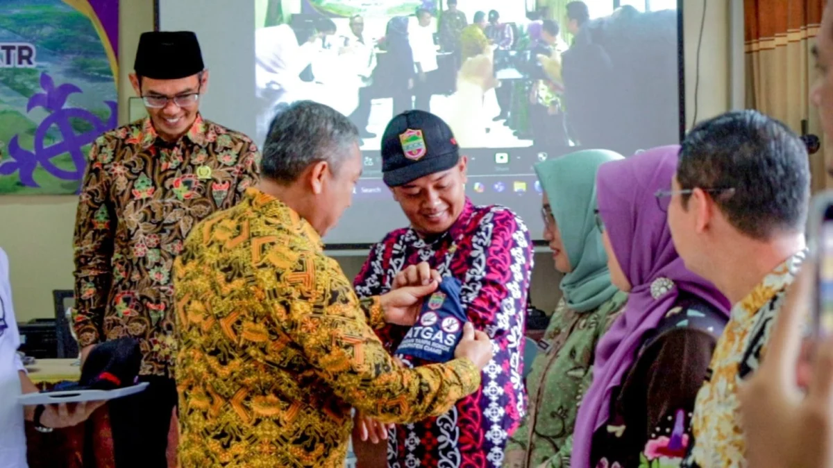 Sekda Kabupaten Ciamis Andang Firman melantik Satgas yang bertugas untuk mengawal Perda Kawasan Tanpa Rokok. (Istimewa)