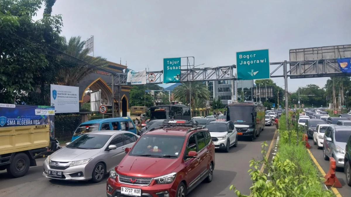 Kepadatan arus lalu lintas menuju Puncak di Simpang Gadog, Senin (27/1) Foto : Regi