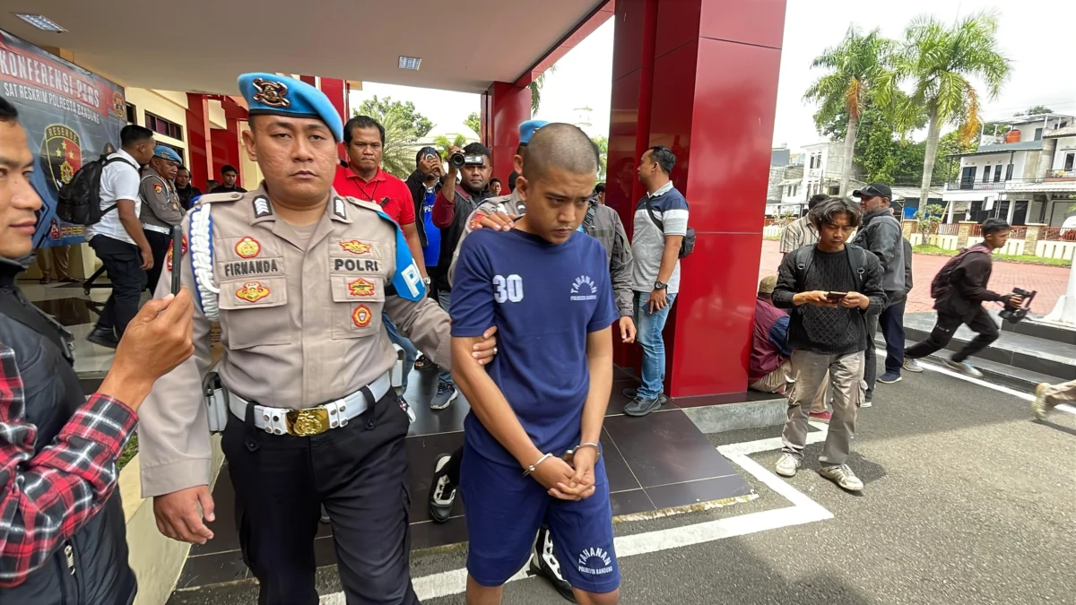 MDP (24) pelaku pembunuhan kepada keponakannya saat digiring petugas kepolisian saat gelar perkara di Mapolresta Bandung, Soreang, Senin (27/1). Foto Agi / Jabar Ekspres