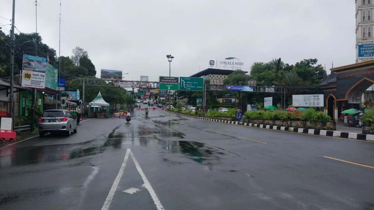 Situasi Simpang Gadog setelah Satlantas Polres Bogor lakukan penerapan one way ke arah Jakarta dari Puncak, Selasa (28/1).