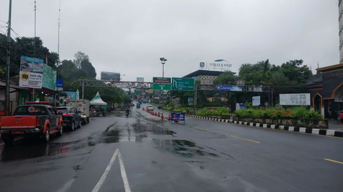 Situasi Simpang Gadog di jalur menuju arah Puncak, terdapat penerapan jalur Ganjil-Genap. pada Rabu (29/1). Foto : Regi