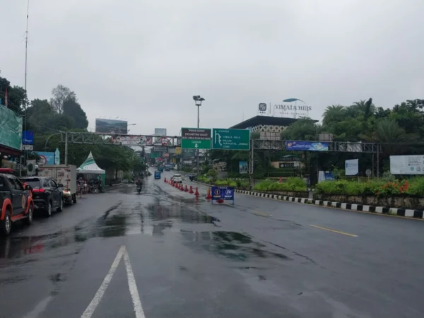 Situasi Simpang Gadog di jalur menuju arah Puncak, terdapat penerapan jalur Ganjil-Genap. pada Rabu (29/1). Foto : Regi