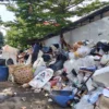 Salah Satu Penumpukan Sampah di TPS Pasar Atas Cimahi (Jabar Ekspres)