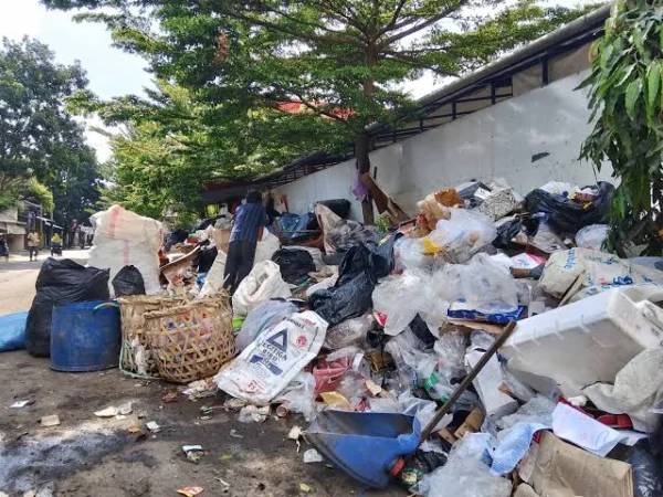 Salah Satu Penumpukan Sampah di TPS Pasar Atas Cimahi (Jabar Ekspres)