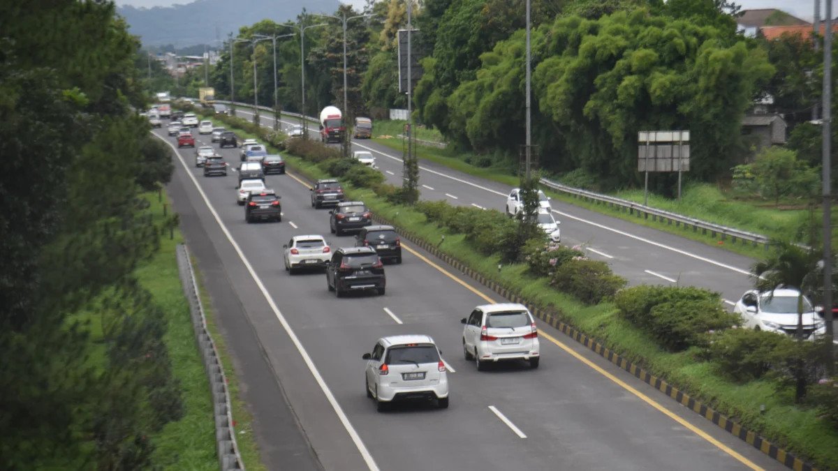 Ilustrasi: Mobil melintas di jalan tol Pasteur, Kota Bandung, Rabu (29/1). Foto: Dimas Rachmatsyah / Jabar Ekspres