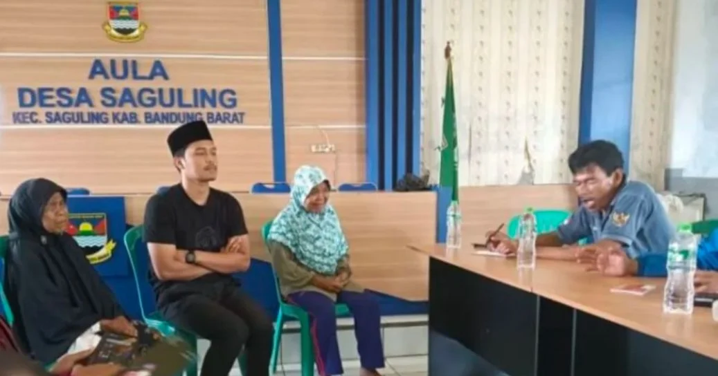 Mak Inong (kiri) diantar sang cucu bernama Deni mendatangi kantor Desa/Kecamatan Saguling, KBB. Dok Pemdes Saguling