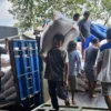 Ilustrasi petugas Badan Urusan Logistik (Bulog) sedang mengangkut gabah. (foto/ANTARA)