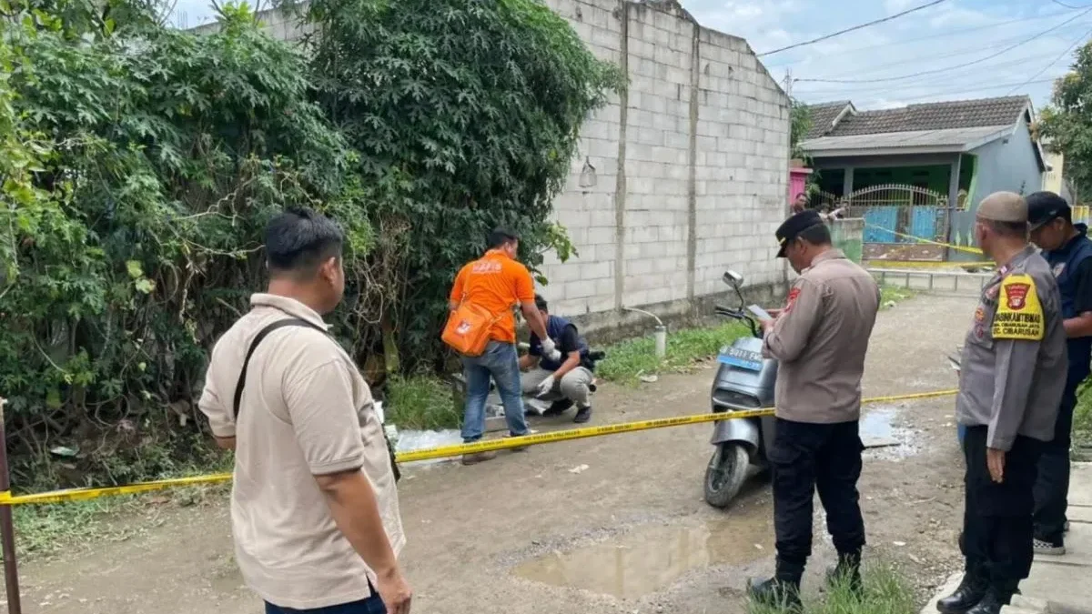 Polisi melakukan olah TKP penemuan aktor Sandy Permana. (foto/ANTARA)