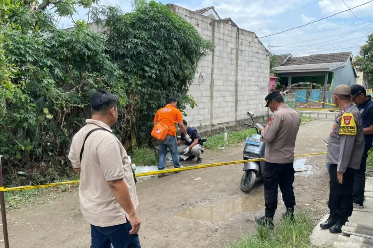 Polisi melakukan olah TKP penemuan aktor Sandy Permana. (foto/ANTARA)