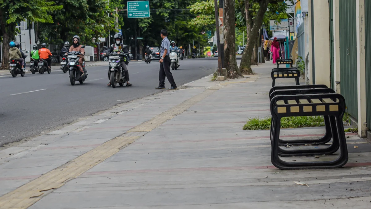 Keberadaan proyek trotoar yang dibangun dibeberapa titik di Kota Bandung memiliki kualitas buruk dan terkesan asal jadi.