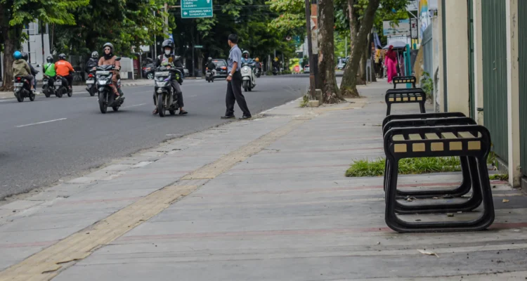 Keberadaan proyek trotoar yang dibangun dibeberapa titik di Kota Bandung memiliki kualitas buruk dan terkesan asal jadi.