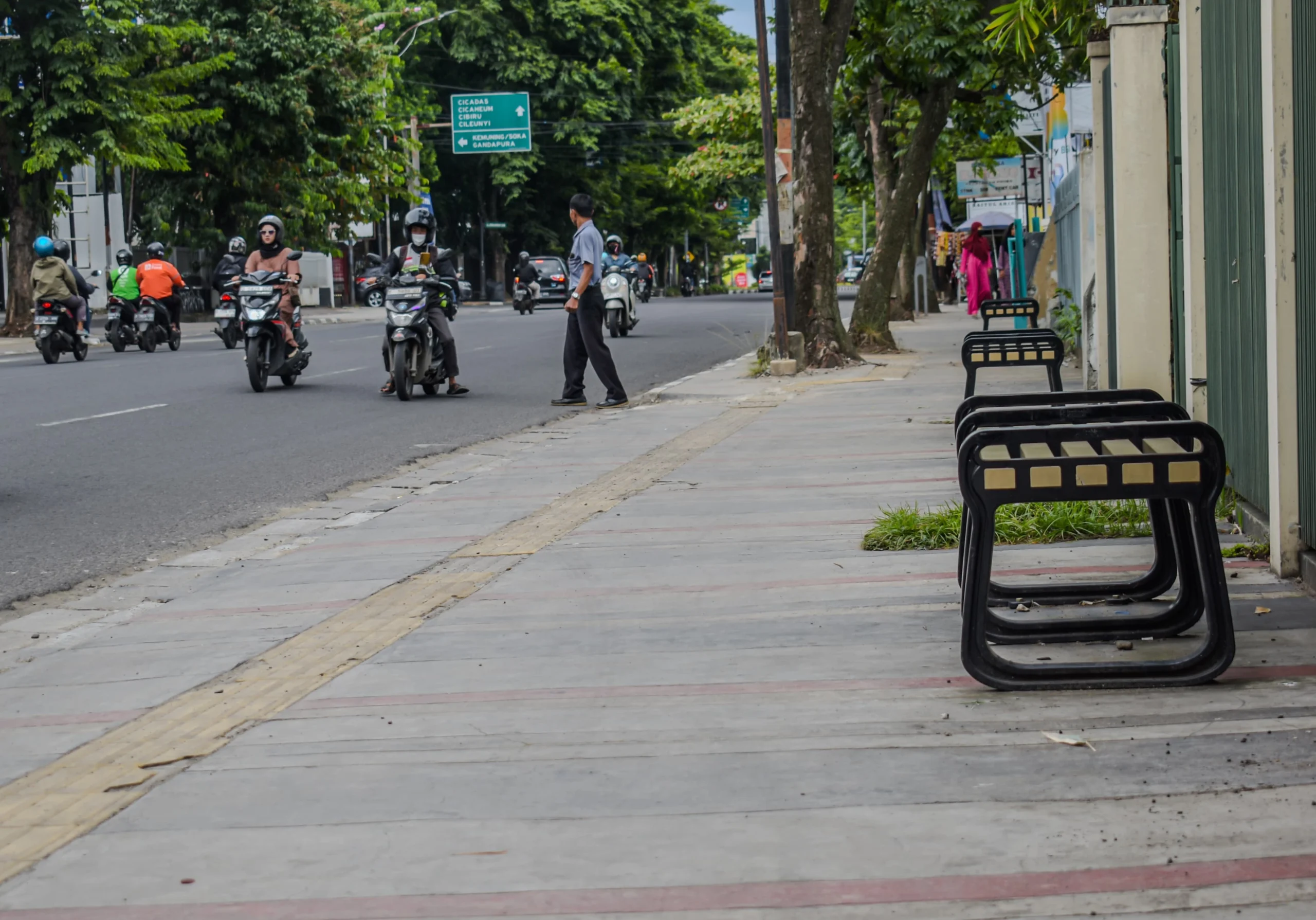 Keberadaan proyek trotoar yang dibangun dibeberapa titik di Kota Bandung memiliki kualitas buruk dan terkesan asal jadi.