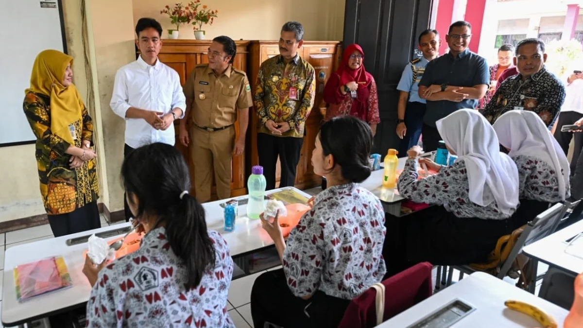 Program Makan Berigizi Gratis di Kabupaten Bandung sejauh ini, belum ada tanda-tanda kapan akan dilaksanakan. Berdasarkan pantauan di sekolah