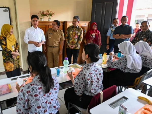 Program Makan Berigizi Gratis di Kabupaten Bandung sejauh ini, belum ada tanda-tanda kapan akan dilaksanakan. Berdasarkan pantauan di sekolah