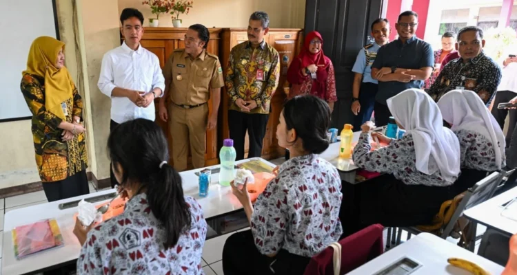 Program Makan Berigizi Gratis di Kabupaten Bandung sejauh ini, belum ada tanda-tanda kapan akan dilaksanakan. Berdasarkan pantauan di sekolah