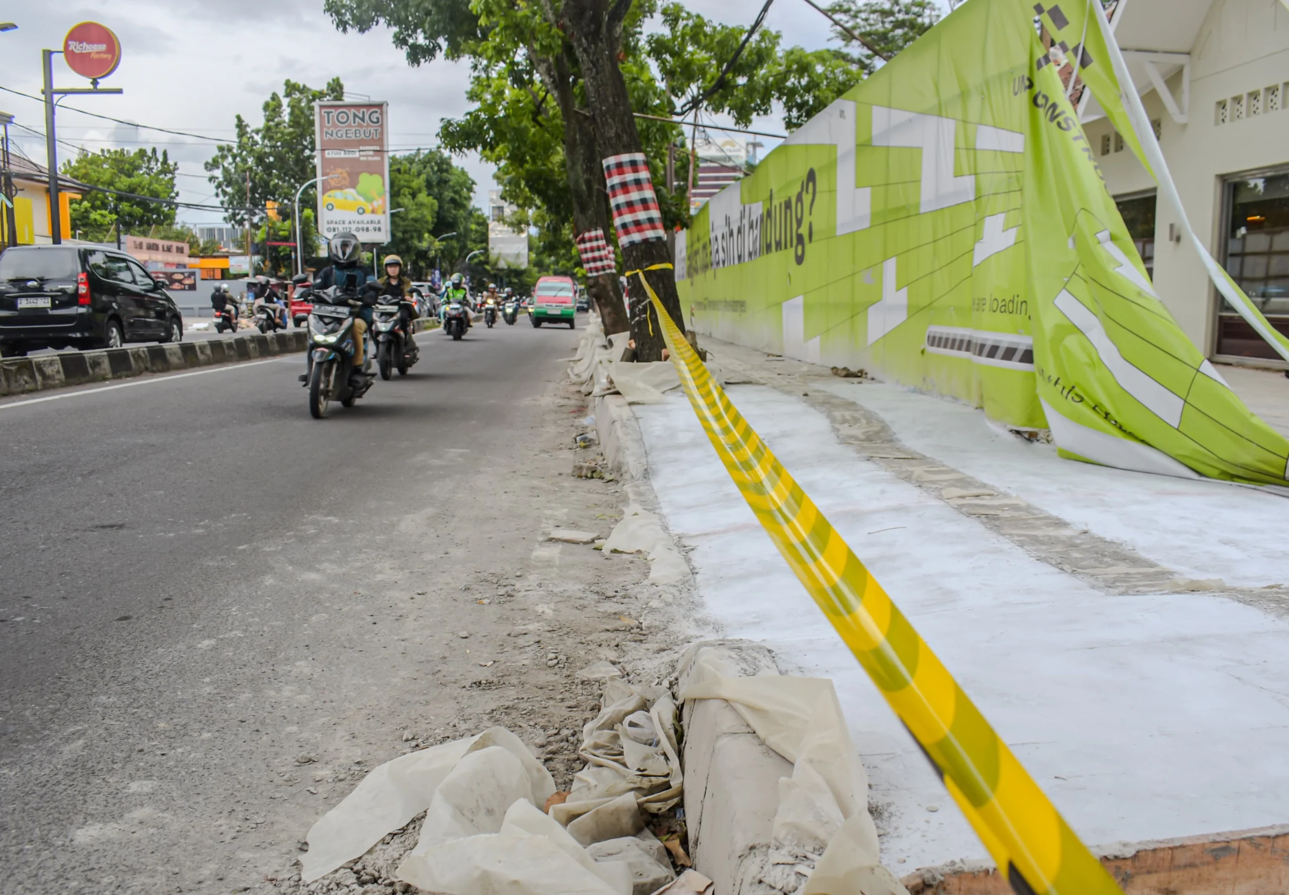 Proyek trotoar yang dikerjakan oleh Dinas Sumber Daya Air dan Bina Marga (SDABM) Kota Bandung sejauh ini masih ada yang belum tuntas.