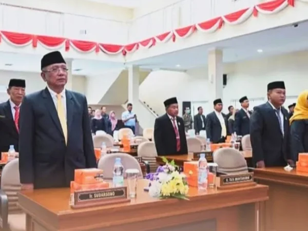 Rapat Paripurna di DPRD Kota Banjar terpaksa harus dihentikan ketika atap bangunan gedung mengalami bocor. air masuk ke dalam ruangan.