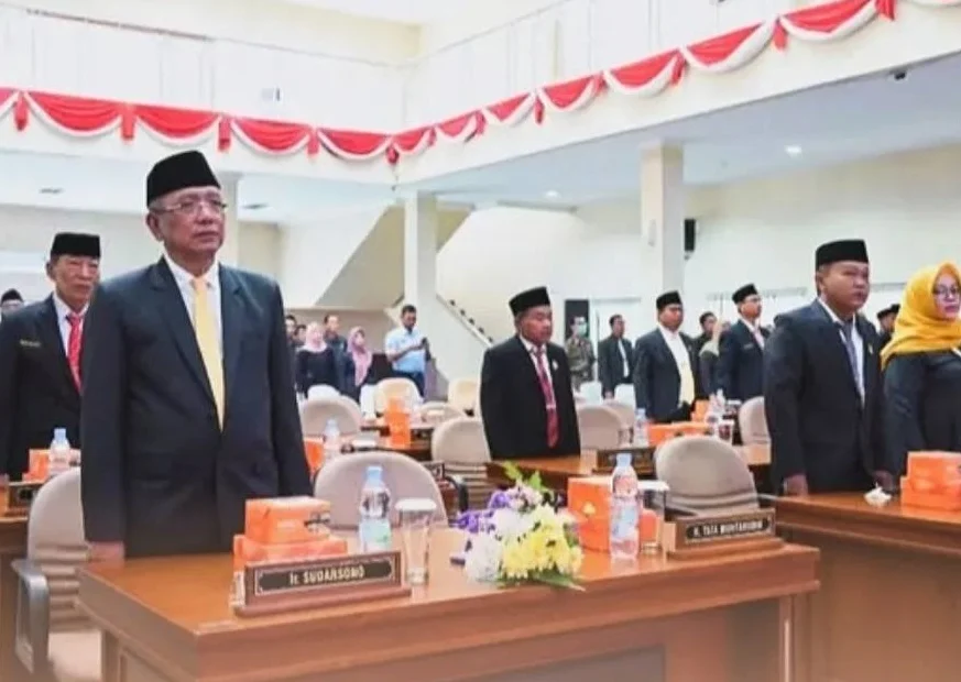 Rapat Paripurna di DPRD Kota Banjar terpaksa harus dihentikan ketika atap bangunan gedung mengalami bocor. air masuk ke dalam ruangan.