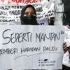 Ratusan orang yang tergabung di dalam Forum Komunikasi Guru Honorer (FKGH) menggelar aksi unjuk rasa di depan Kantor DPRD Jabar