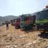 Ratusan truk pengangkut sampah dari 4 daerah di wilayah Bandung Raya masih antre menunggu giliran untuk lakukan pembuangan ke TPA Sarimukti.