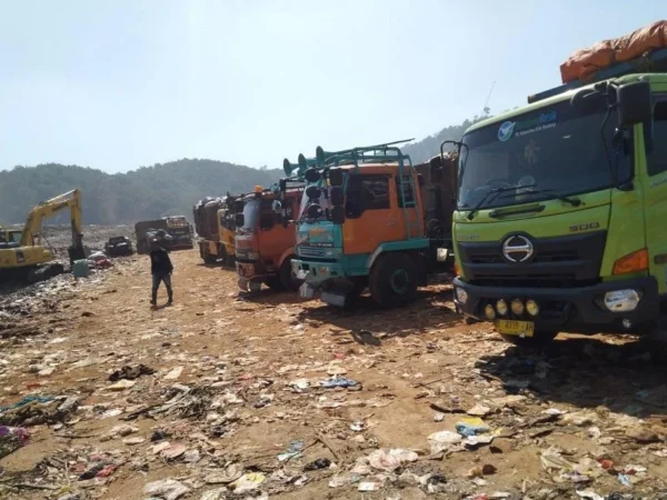 Ratusan truk pengangkut sampah dari 4 daerah di wilayah Bandung Raya masih antre menunggu giliran untuk lakukan pembuangan ke TPA Sarimukti.