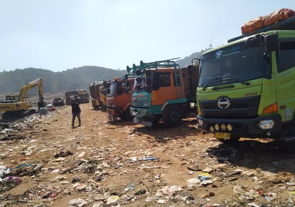 Ratusan truk pengangkut sampah dari 4 daerah di wilayah Bandung Raya masih antre menunggu giliran untuk lakukan pembuangan ke TPA Sarimukti.