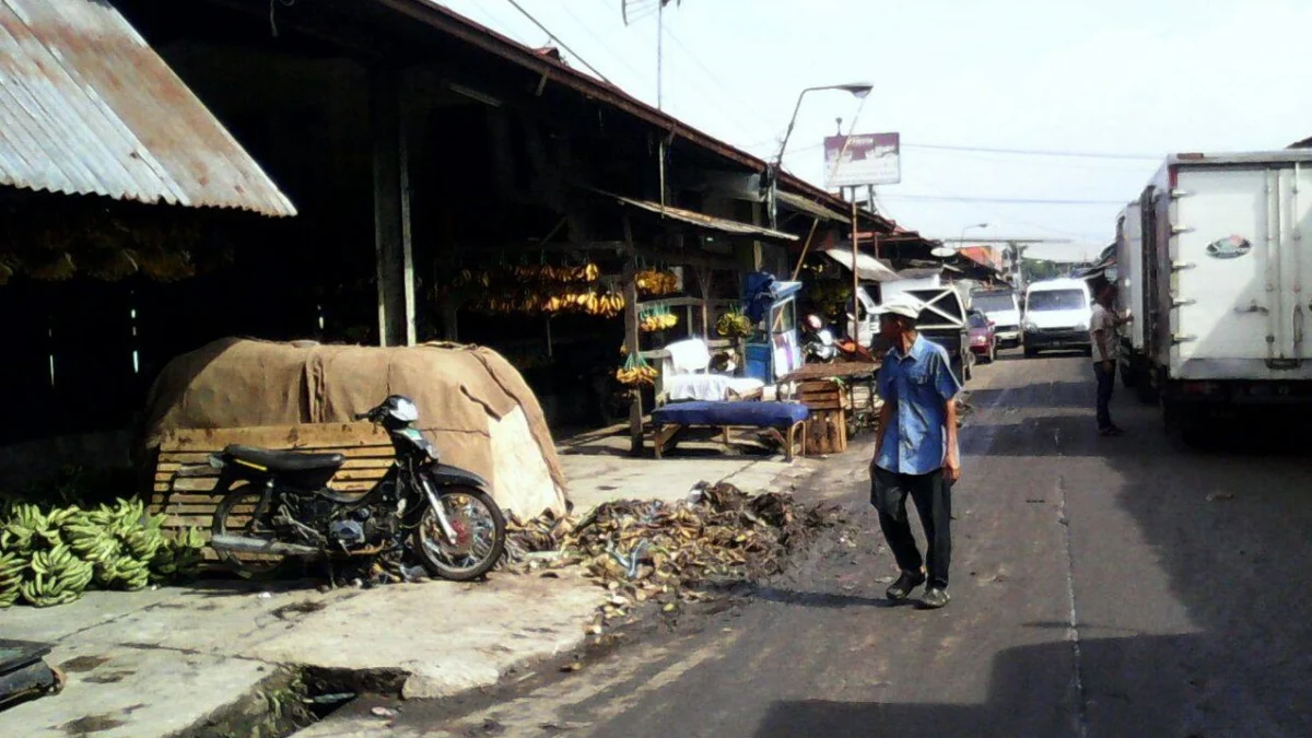 Sampah di Pasar Gedebage Kota Bandung saat ini kondisnya terus menggunung dan banyak pihak yang cuci tangan terhadap masalah itu.