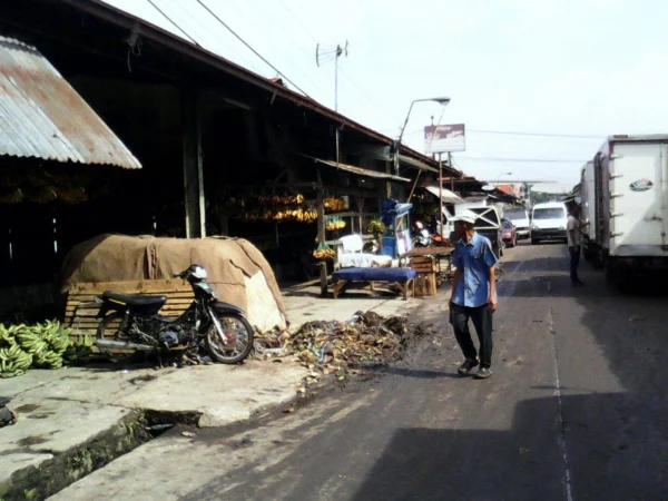 Sampah di Pasar Gedebage Kota Bandung saat ini kondisnya terus menggunung dan banyak pihak yang cuci tangan terhadap masalah itu.