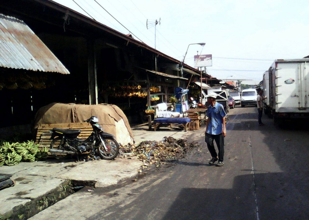 Sampah di Pasar Gedebage Kota Bandung saat ini kondisnya terus menggunung dan banyak pihak yang cuci tangan terhadap masalah itu.