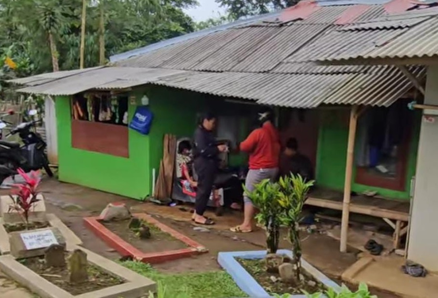 Selain memiliki adat istiadat, keberadaan kampung di Jawa Barat ( Jabar ) ternyata punya keunikan yang warganya hidup berdampingan di kuburan.