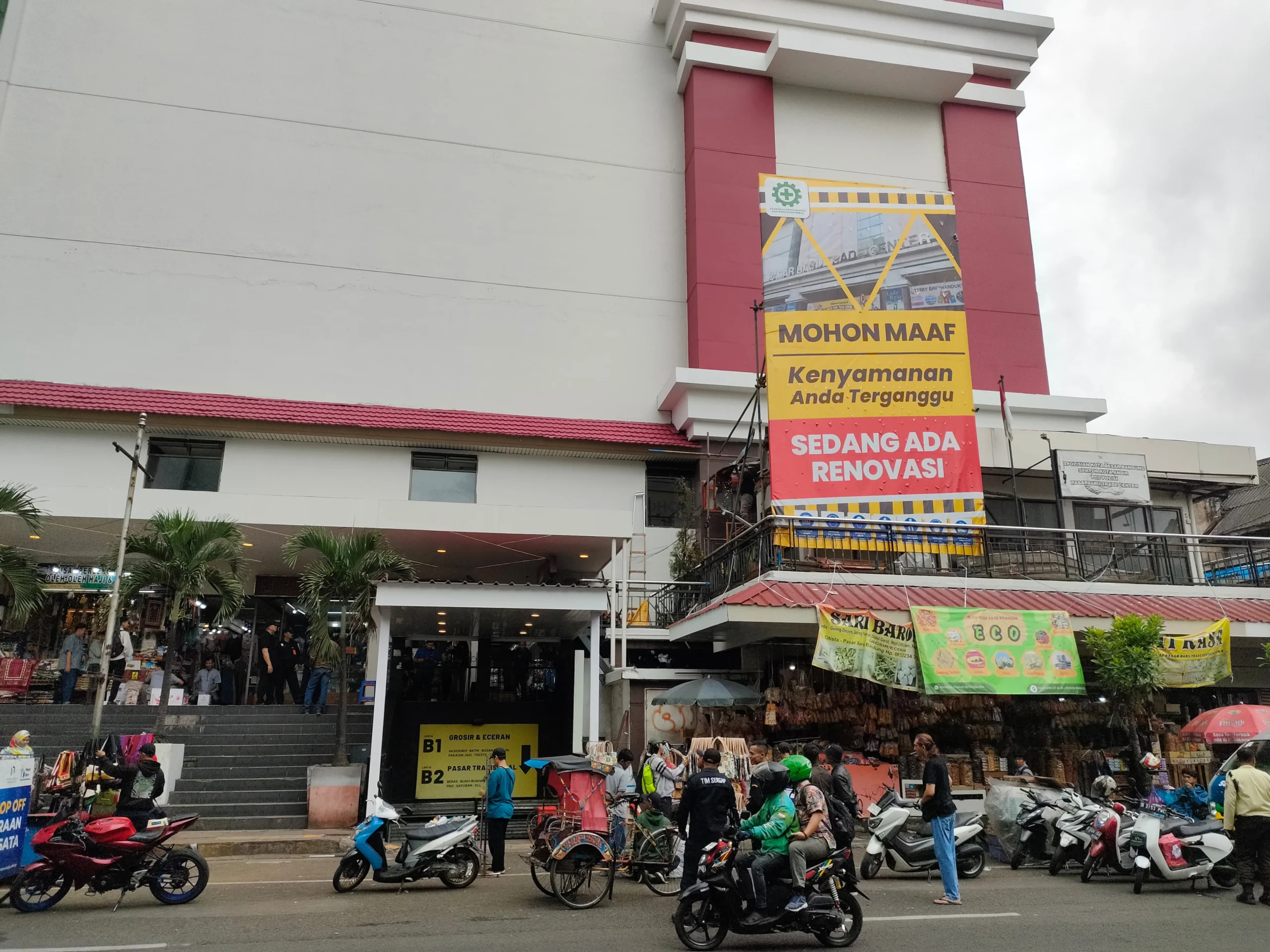 Seorang Pria yang ditemukan tewas usai diduga lompat atau terjatuh dari ketinggian di atas gedung Pasar Baru Kota Bandung,