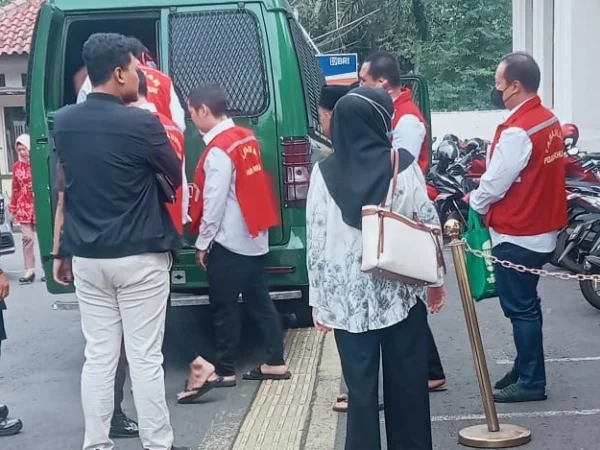 Sidang kasus penipuan dan penggelapan dengan melibatkan pengusaha tekstil, Miming Theniko kembali digelar di Pengadilan Negeri Bandung.