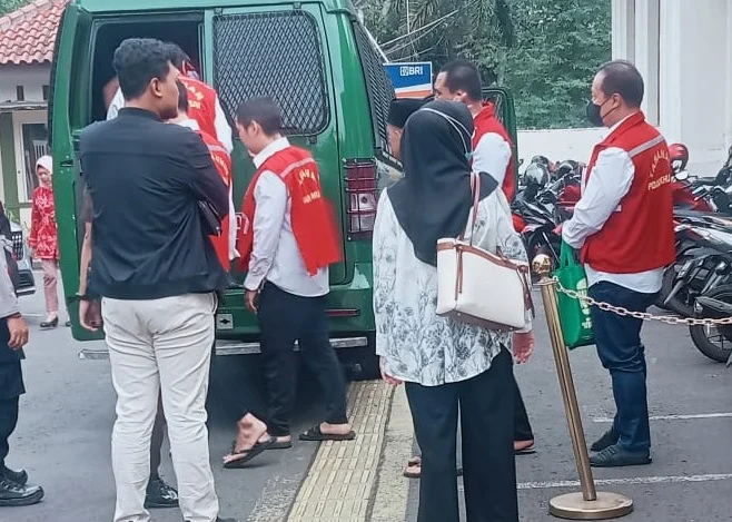 Sidang kasus penipuan dan penggelapan dengan melibatkan pengusaha tekstil, Miming Theniko kembali digelar di Pengadilan Negeri Bandung.