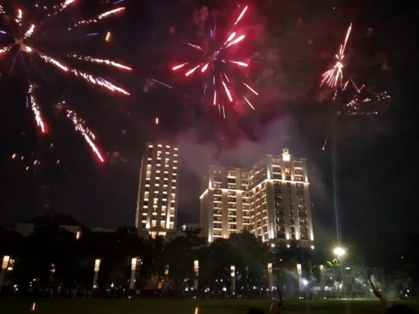 Malam pergantian tahun baru 2025 di Gasibu Bandung/ Hendrik Muchlison/Jabar Ekspres/