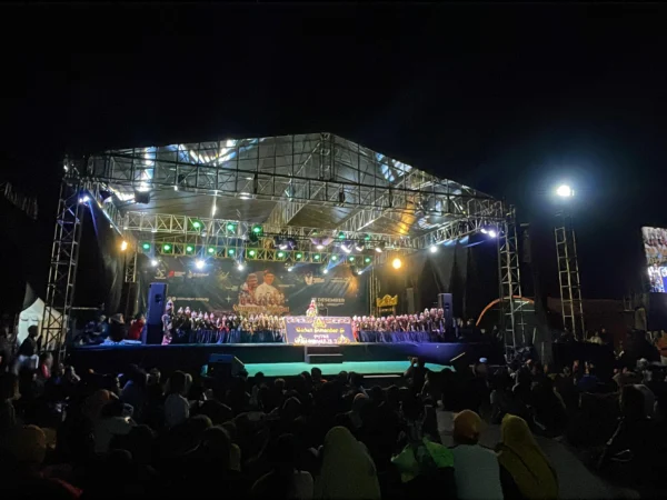 Suasana malam pergantian tahun di Kabupaten Bandung berlangsung penuh keceriaan, dengan ribuan orang memadati Lapangan Yon Zipur di Kecamatan Dayeuhkolot pada Selasa (31/12/2024) untuk menonton wayang dan kembang api. Foto Agi