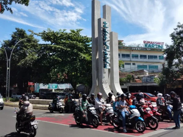 Tugu Pahlawan di Kota Bandung yang jadi sasaran aksi vandalisme. (son / Jabar Ekspres)