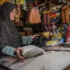 Ilustrasi: Pedagang beras di Pasar Saeuran Binong Jati, Kota Bandung, Kamis (2/1). Foto: Dimas Rachmatsyah / Jabar Ekspres