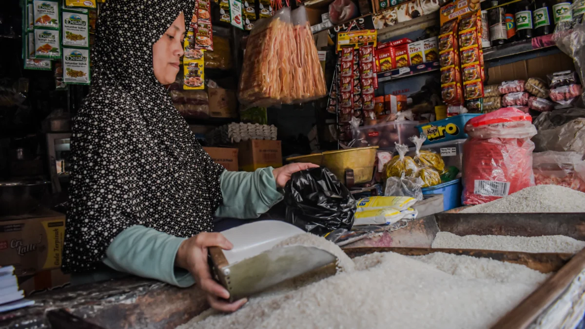 Ilustrasi: Pedagang beras di Pasar Saeuran Binong Jati, Kota Bandung, Kamis (2/1). Foto: Dimas Rachmatsyah / Jabar Ekspres