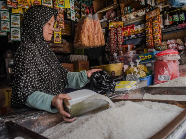 Ilustrasi: Pedagang beras di Pasar Saeuran Binong Jati, Kota Bandung, Kamis (2/1). Foto: Dimas Rachmatsyah / Jabar Ekspres