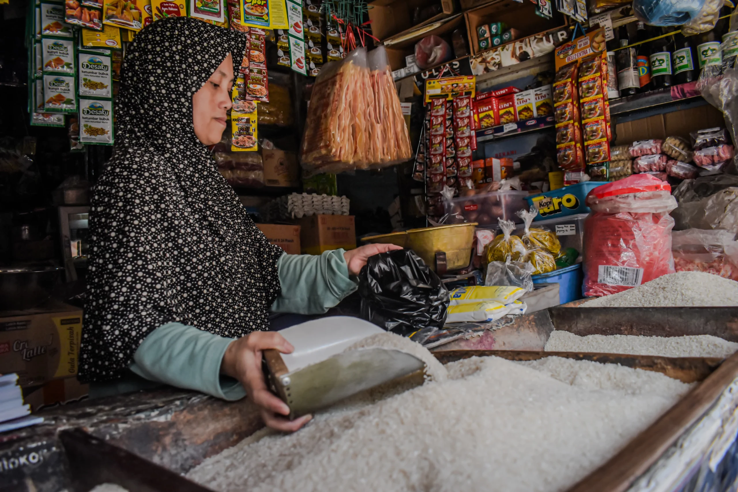 Ilustrasi: Pedagang beras di Pasar Saeuran Binong Jati, Kota Bandung, Kamis (2/1). Foto: Dimas Rachmatsyah / Jabar Ekspres