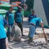 Tim Kebersihan Kantor Kecamatan Cileunyi turun tangan membersihkan Tugu Perbatasan Kabupaten/Kota Bandung yang memprihatinkan karena banyak sampah dan vandalisme./Yanuar/Jabar Ekspres/