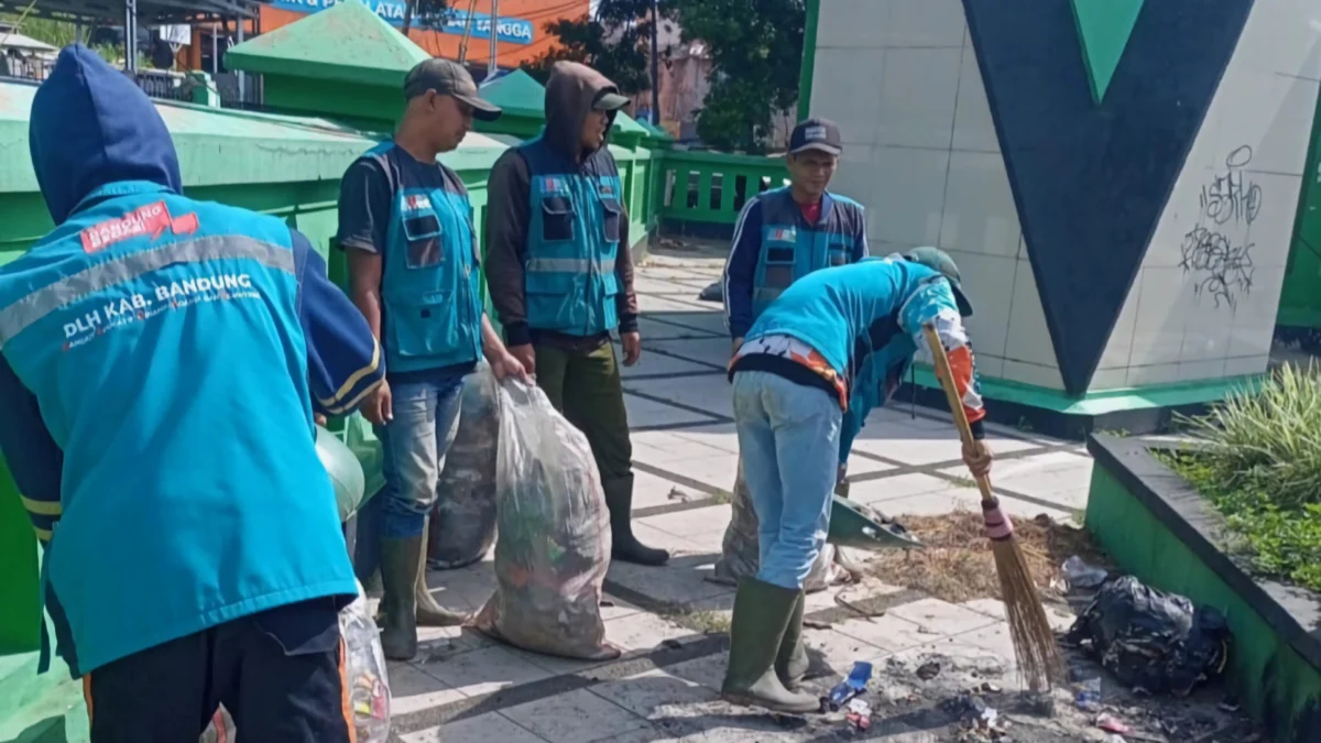 Tim Kebersihan Kantor Kecamatan Cileunyi turun tangan membersihkan Tugu Perbatasan Kabupaten/Kota Bandung yang memprihatinkan karena banyak sampah dan vandalisme./Yanuar/Jabar Ekspres/