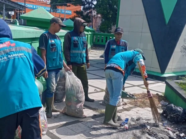 Tim Kebersihan Kantor Kecamatan Cileunyi turun tangan membersihkan Tugu Perbatasan Kabupaten/Kota Bandung yang memprihatinkan karena banyak sampah dan vandalisme./Yanuar/Jabar Ekspres/