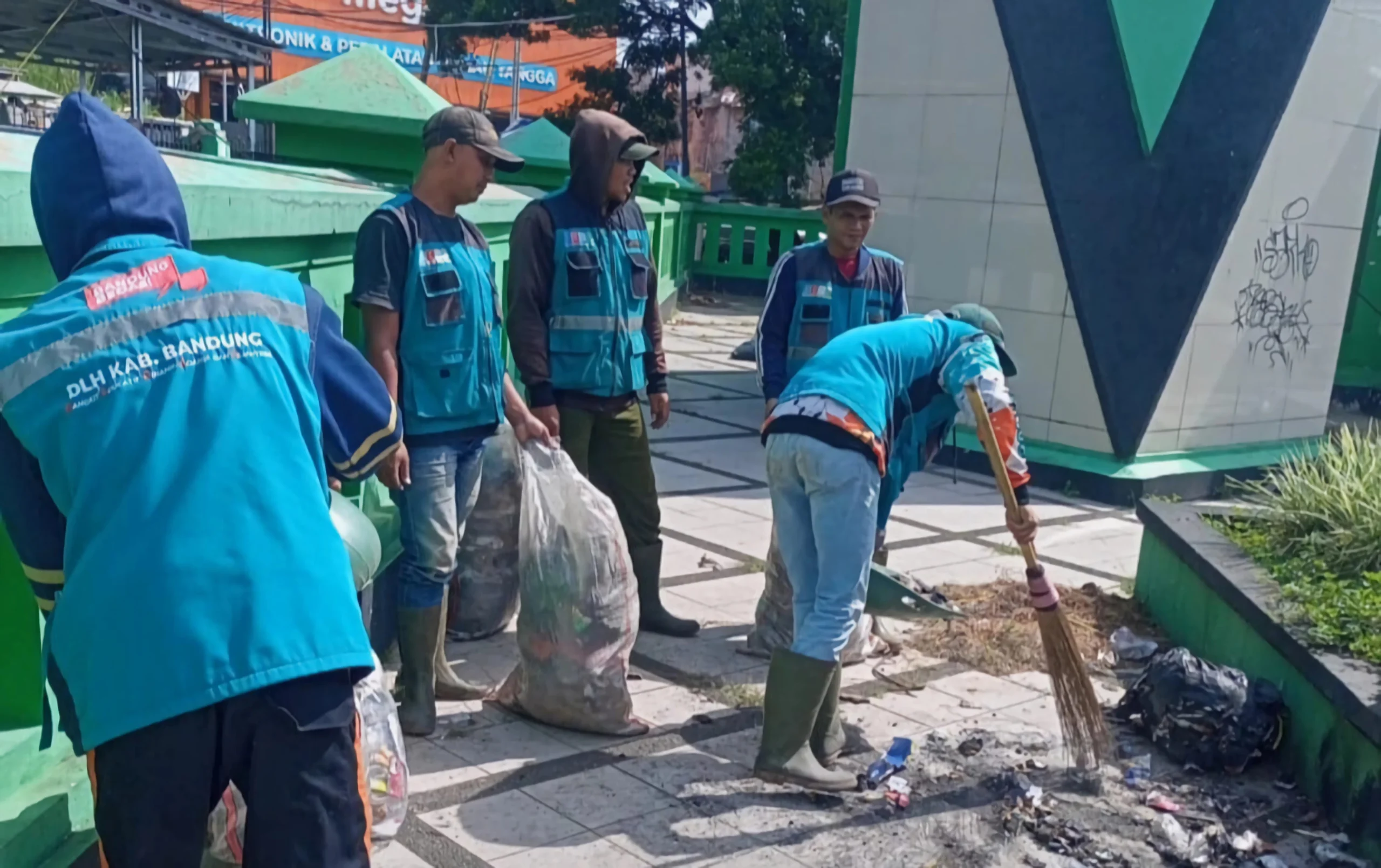 Tim Kebersihan Kantor Kecamatan Cileunyi turun tangan membersihkan Tugu Perbatasan Kabupaten/Kota Bandung yang memprihatinkan karena banyak sampah dan vandalisme./Yanuar/Jabar Ekspres/